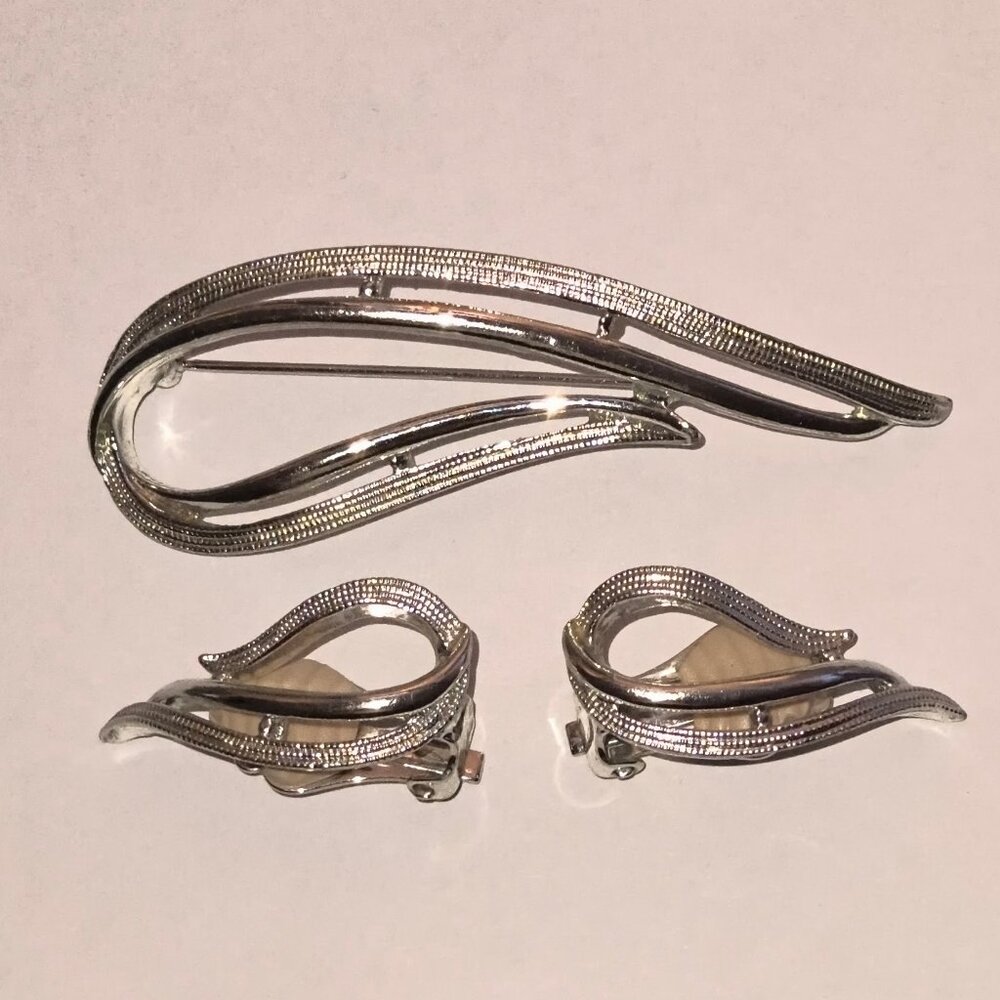 Vintage Sarah Coventry Silver Abstract Leaf Brooch & Clip On Earrings Set    001